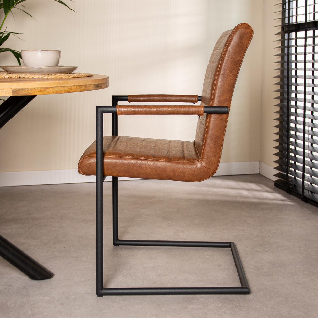 Esszimmerstuhl BHs Dimehouse Cognac LxBxH 73x59x58 Kunstleder Stimmungsvolles Foto Seitenansicht