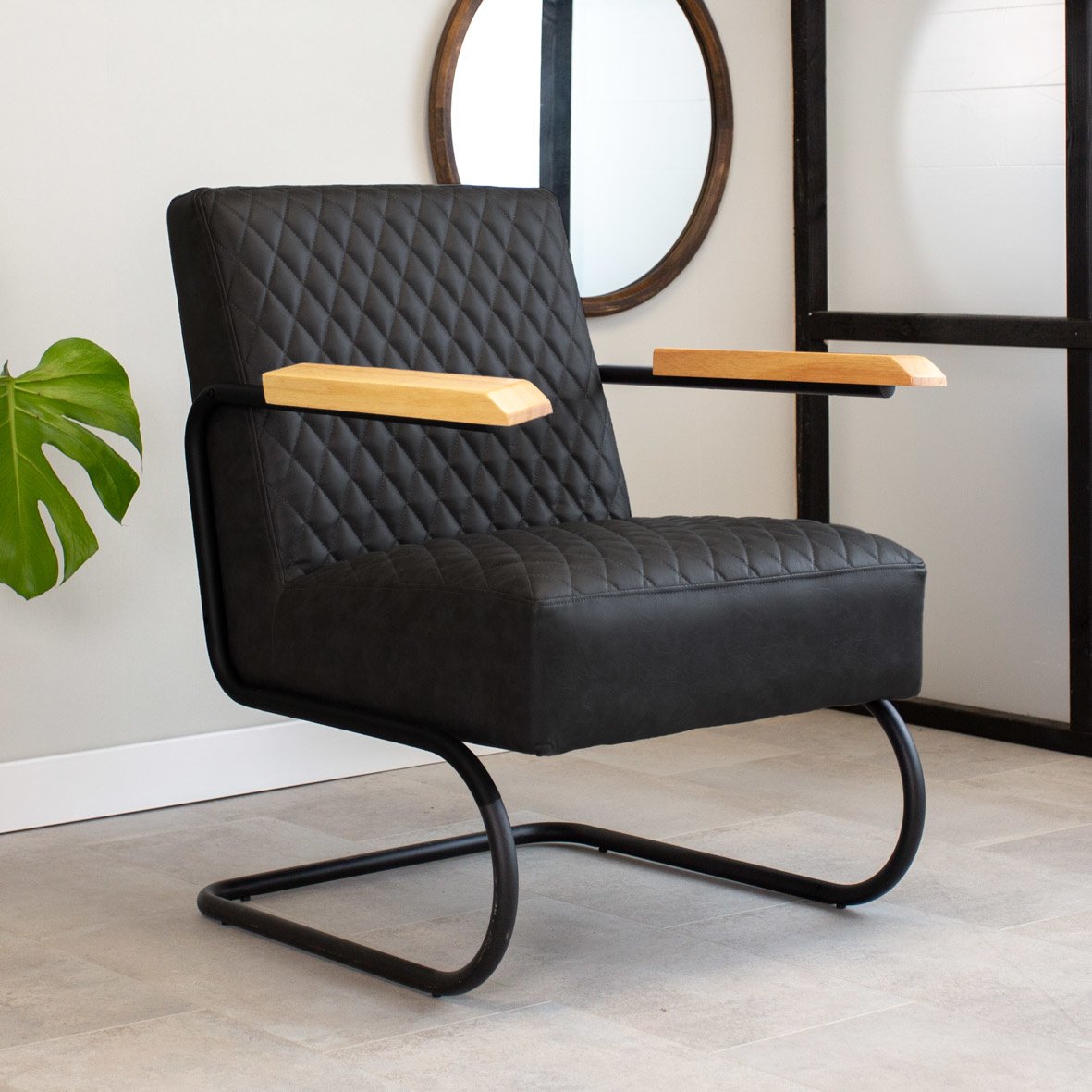 Sessel Lars Dimehouse Schwarz LxBxH 68x64x39 Kunstleder Stimmungsvolles Foto diagonal von vorne