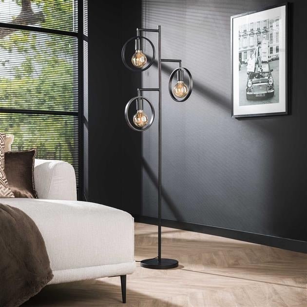 Stehleuchte Fabiola DH Interior Anthrazit LxBxH 61x61x12 Metall Stimmungsvolles Foto diagonale Vorderansicht