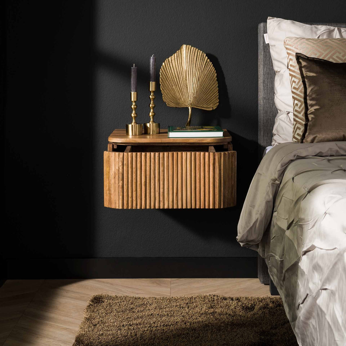 Nachttisch Maria DH Interior Mango LxBxH 51x47x27 Mangoholz Stimmungsvolles Foto von vorne