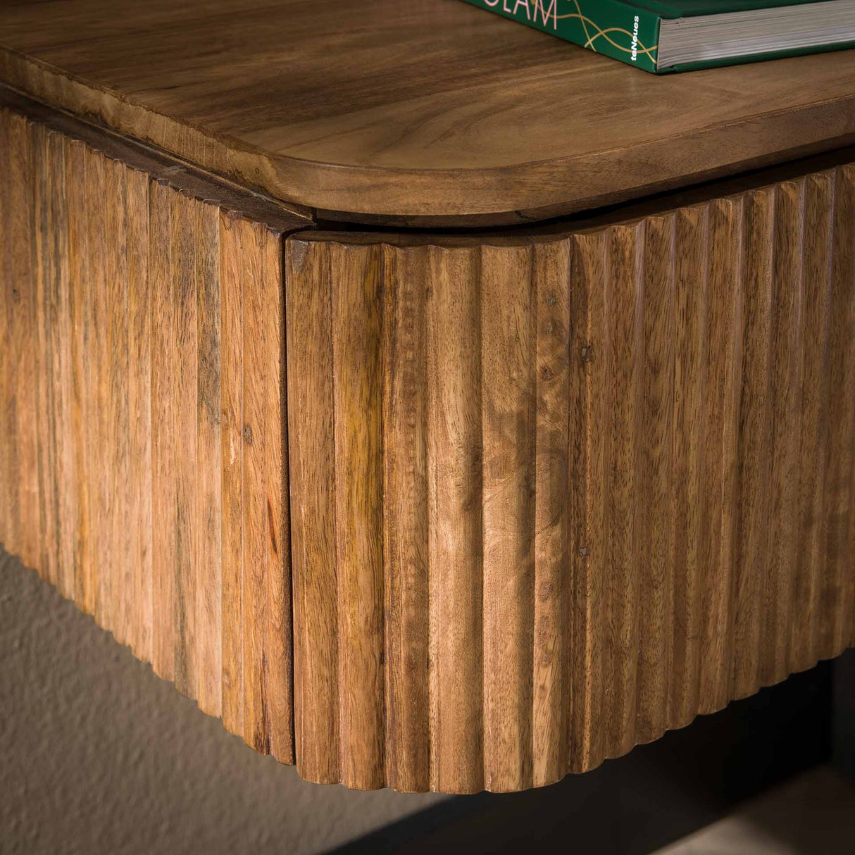 Nachttisch Maria DH Interior Mango LxBxH 51x47x27 Mangoholz Stimmungsvoller Fotoausschnitt