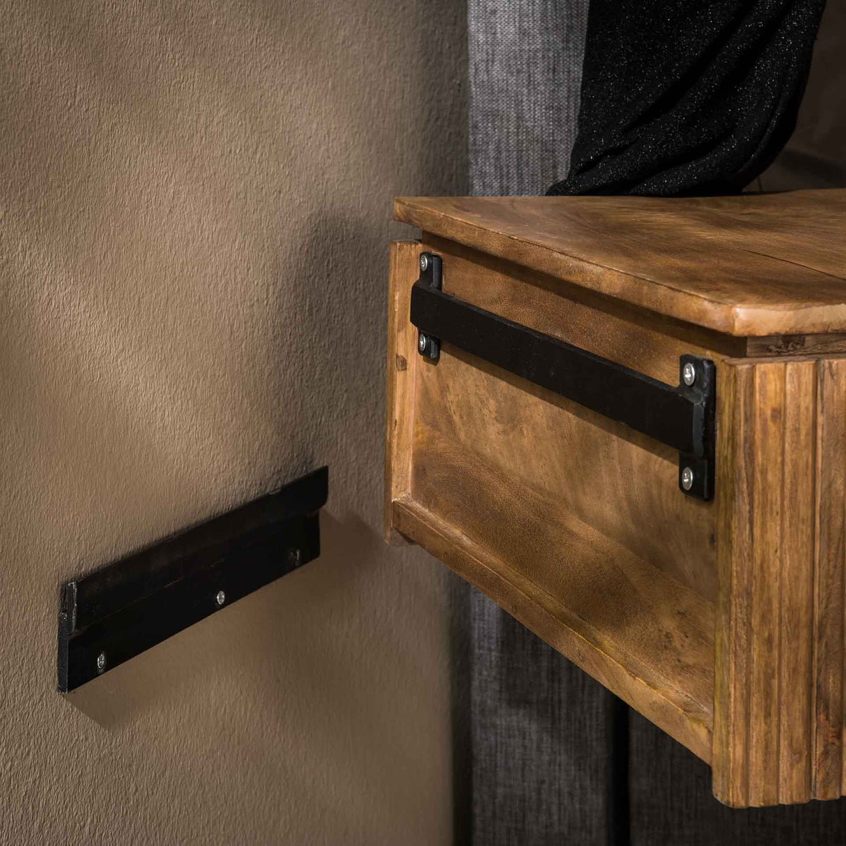Nachttisch Maria DH Interior Mango LxBxH 51x47x27 Mangoholz Stimmungsvoller Fotoausschnitt