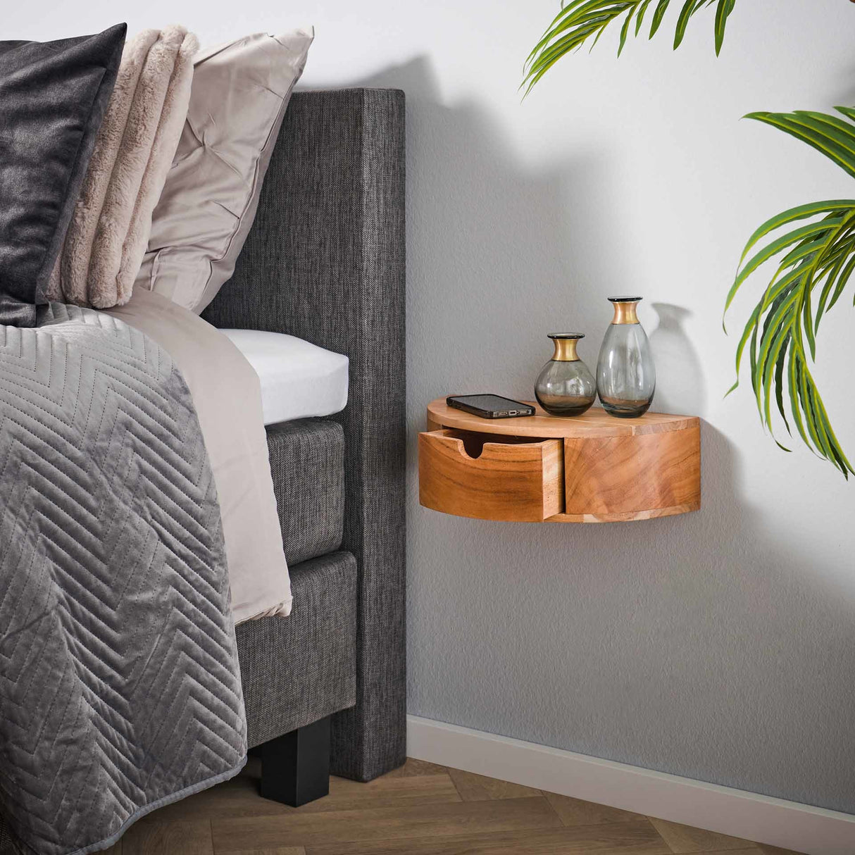 Nachttisch Noa DH Interior Akazie LxBxH 40x20x12 Akazienholz Stimmungsvolles Foto diagonale Vorderansicht