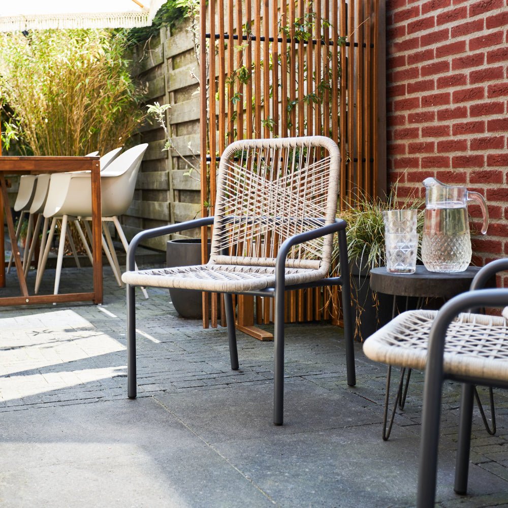 Tuinstoelen van Dimehouse in een tuinsetting