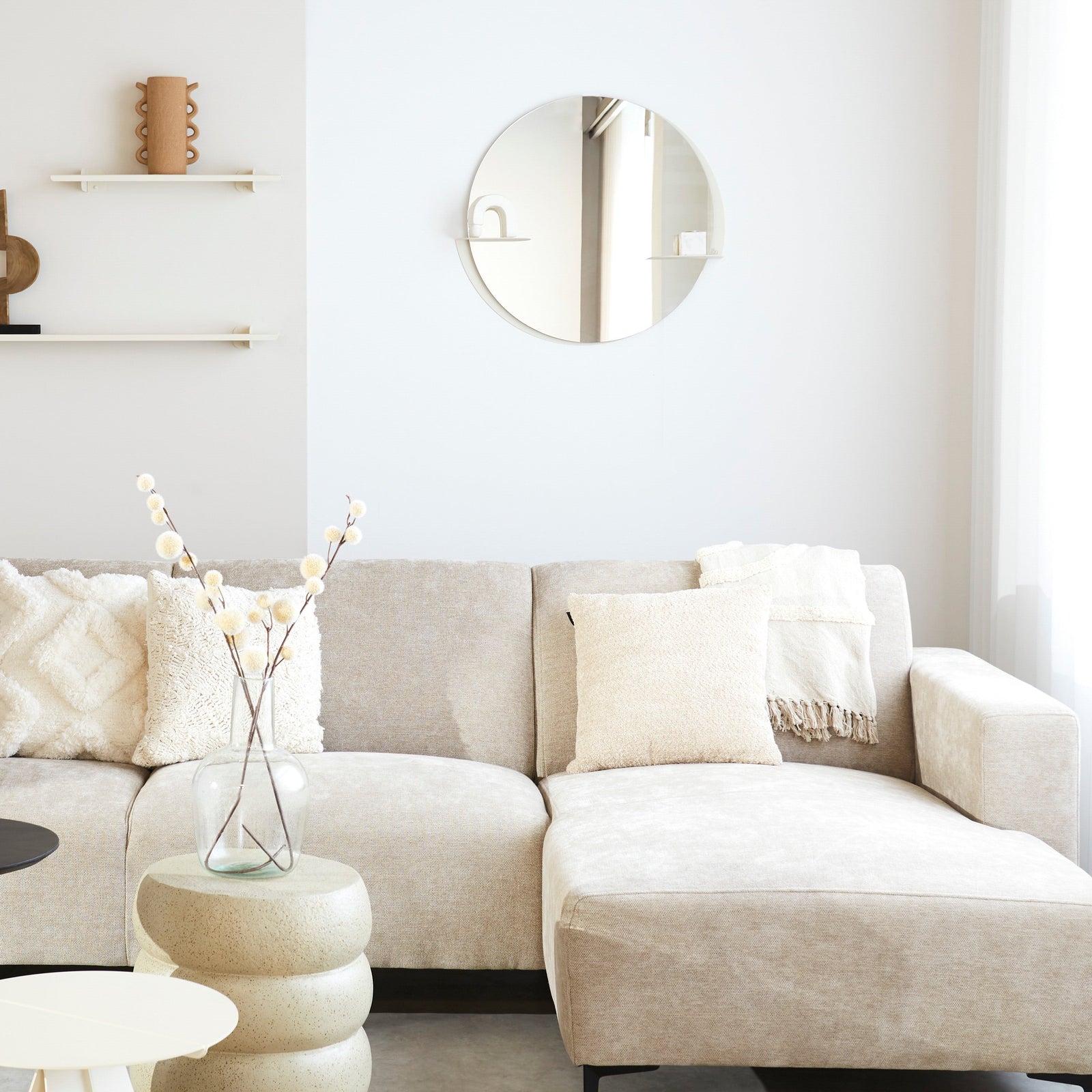 Beige bank Chloe met beige salon- en bijzettafels.