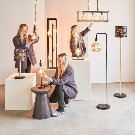 Verschillende lampen en type verlichting: vloerlampen, handlampen, tafellampen.