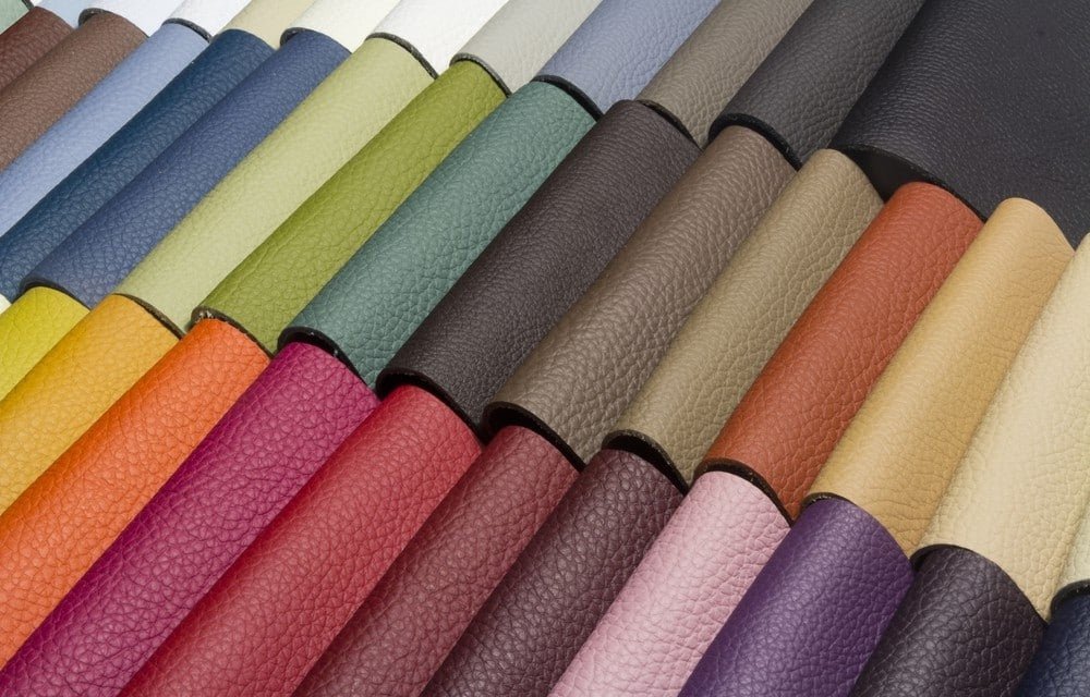 Kunstleer in verschillende kleuren.