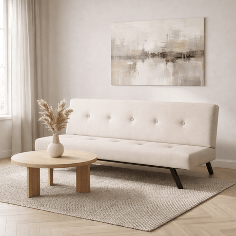 Beige slaapbank in een woonkamersetting.