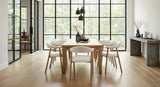 Eetkamerstoelen - Japandi Eetkamerstoel Zandkleur Bouclé Suki - Eikenlook Frame - Met Armleuning - Dimehouse