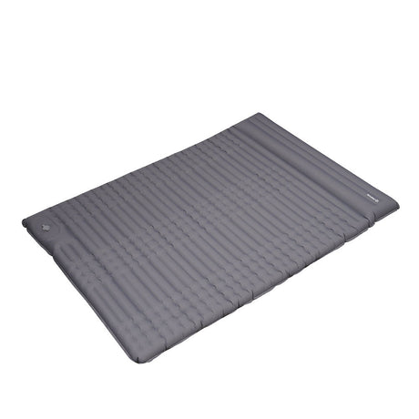 Luftmatratze für 2 Personen mit integriertem Aufblassystem 205x140x10 cm Dimehouse Grau LxBxH 33x17x17 Nylon Weißes Foto, diagonale Vorderansicht