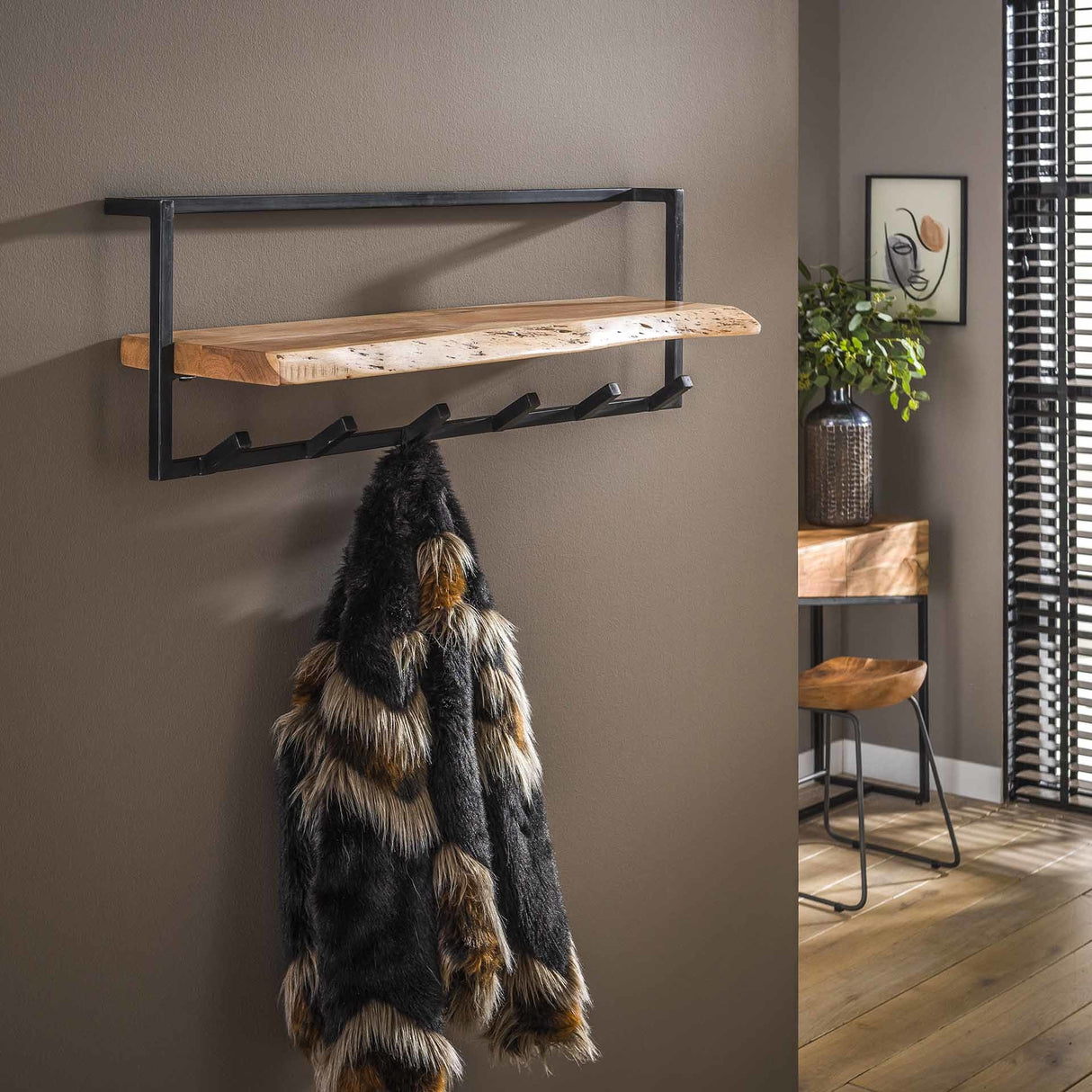 Garderobenständer Dewi DH Interior Akazie LxBxH 104x36x17 Akazienholz Stimmungsvolles Foto diagonale Vorderansicht