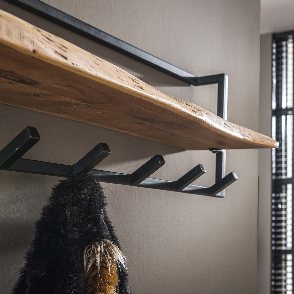 Garderobenständer Dewi DH Interior Akazie LxBxH 104x36x17 Akazienholz Stimmungsvoller Fotoausschnitt