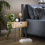 Nachttisch Cloë DH Interior Weathered LxBxH 50x40x19 Teak Stimmungsvolles Foto diagonale Vorderansicht
