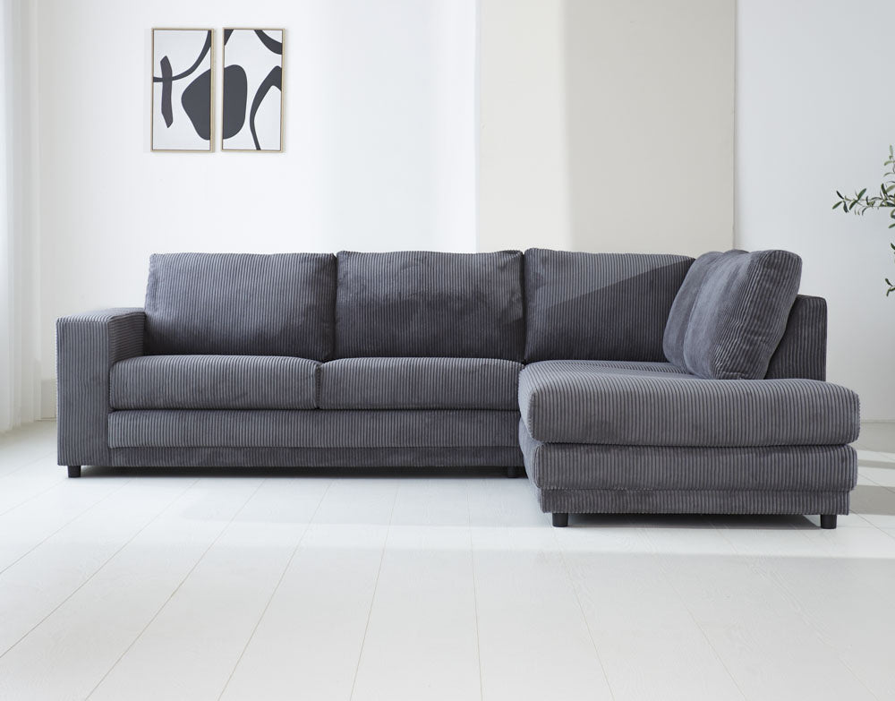 Sofa Gabi DeGeBe Anthrazit Stoff Stimmungsvolles Foto Vorderansicht