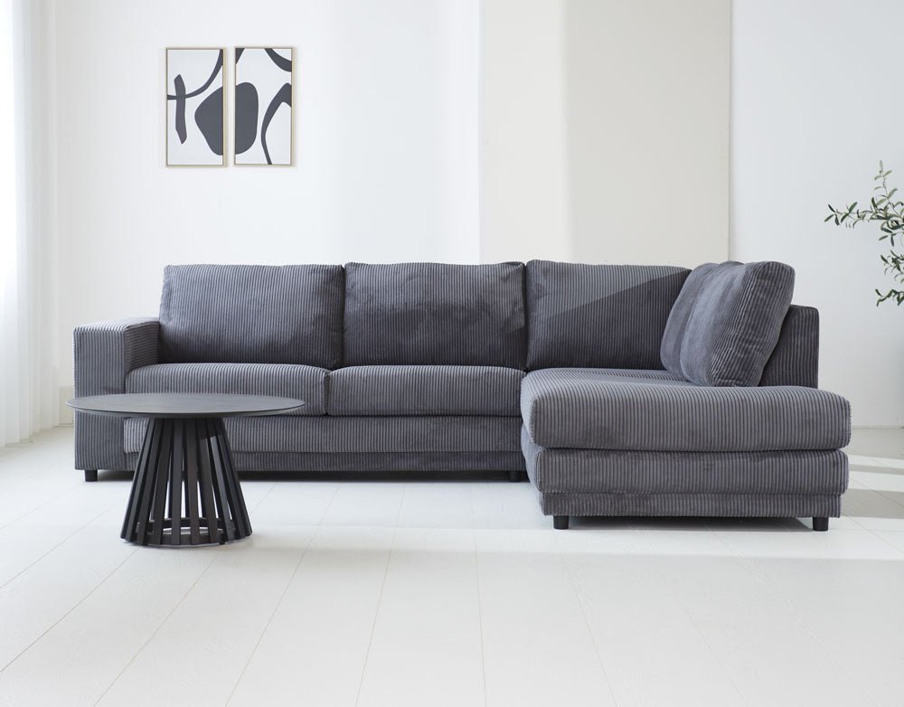 Sofa Gabi DeGeBe Anthrazit Stoff Stimmungsvolles Foto Vorderansicht