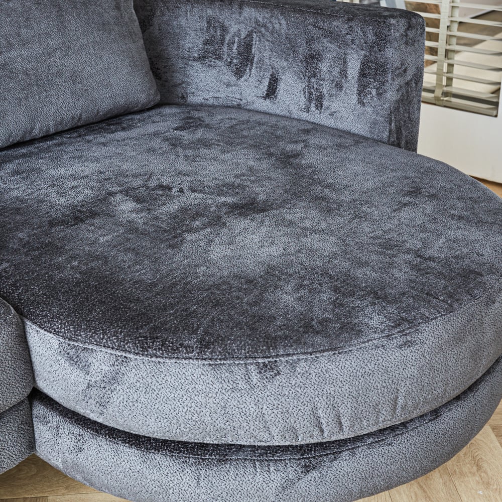 Sofa Bella Dimehouse Anthrazit LxBxH 138x98x55 Stoff Stimmungsvolles Foto-Farbmuster