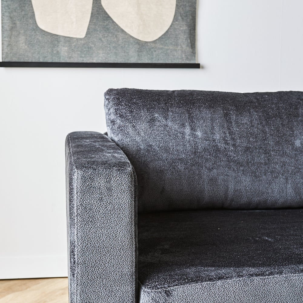 Sofa Bella Dimehouse Anthrazit LxBxH 138x98x55 Stoff Stimmungsvolles Fotodetail