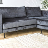 Sofa Bella Dimehouse Anthrazit LxBxH 138x98x55 Stoff Stimmungsvolles Fotodetail