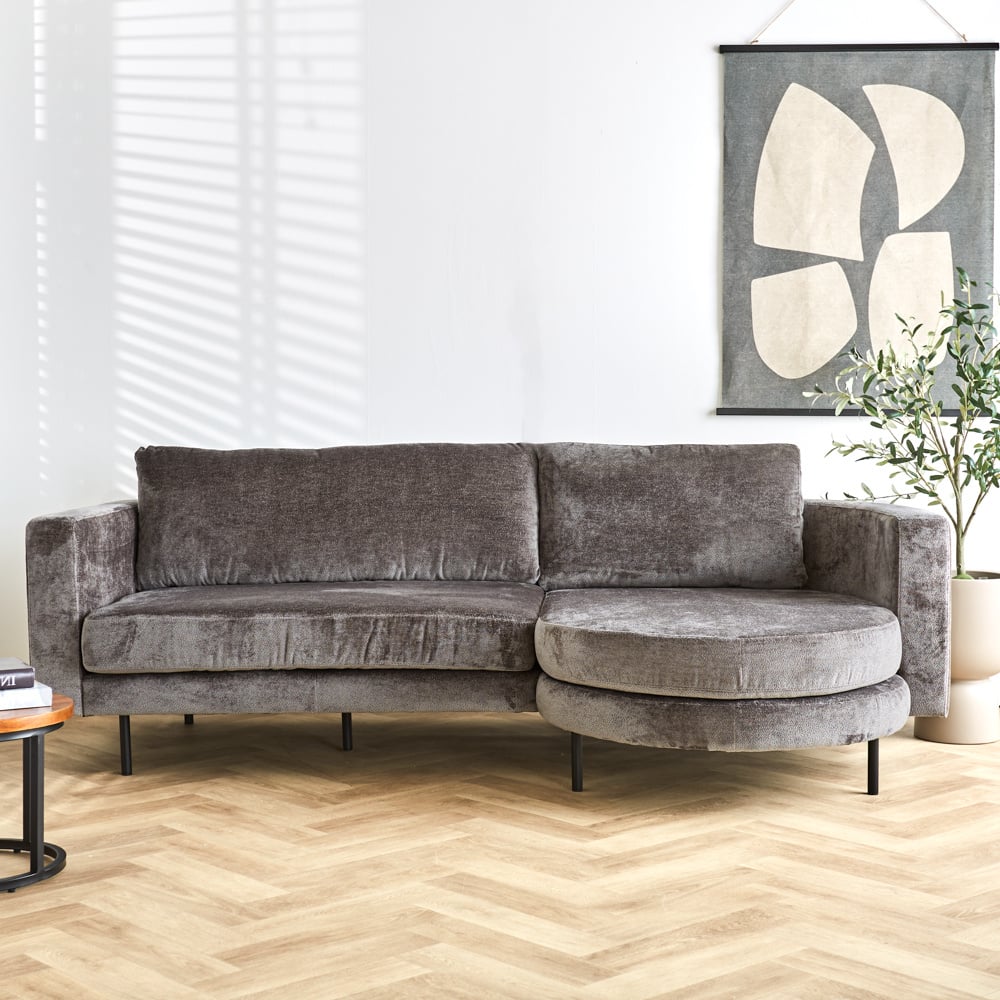 Sofa Bella Dimehouse Grau LxBxH 138x98x55 Stoff Stimmungsvolles Foto in der Situation