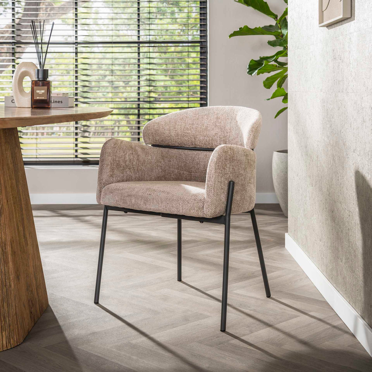 Eetkamerstoelen - Eetkamerstoel Chenille Zand met ronde rug en arm - Lola - Dimehouse