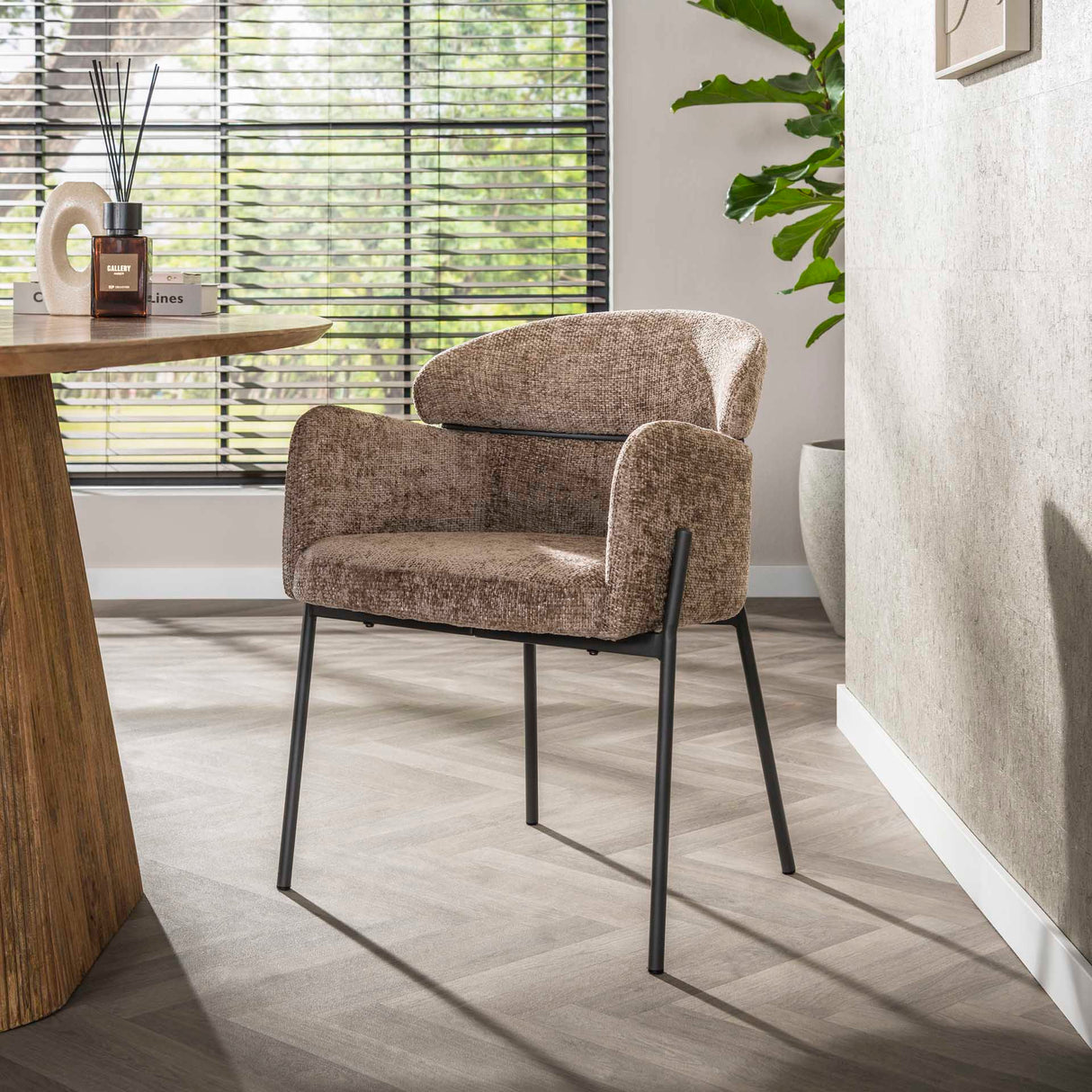 Eetkamerstoelen - Eetkamerstoel Chenille Taupe met ronde rug en arm - Lola - Dimehouse