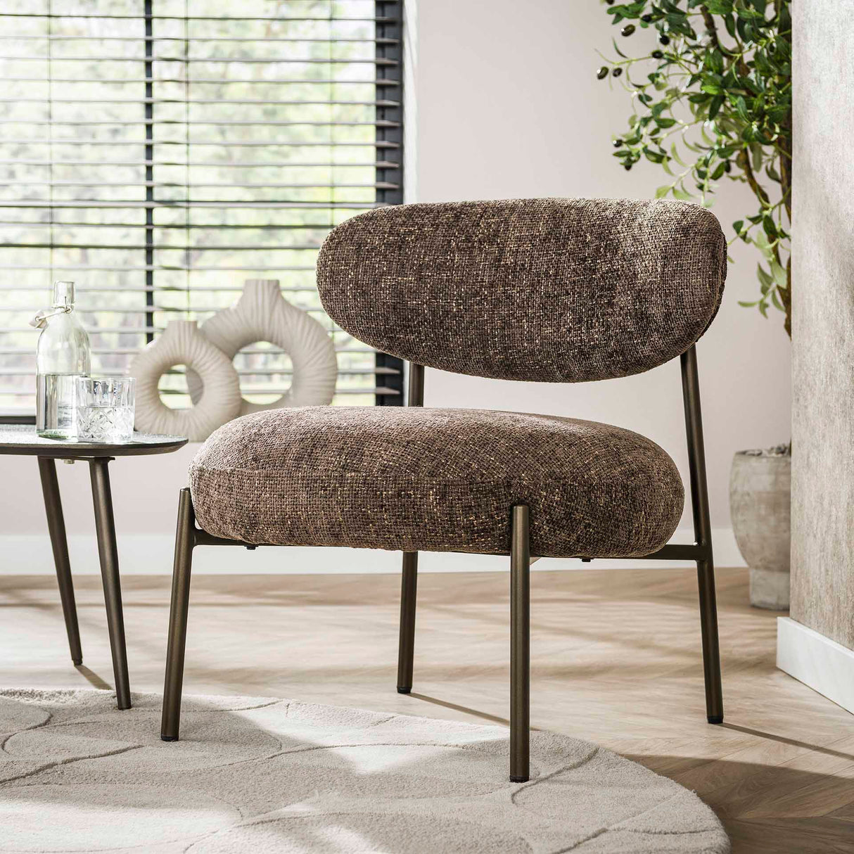 Fauteuils - Ronde Scandinavische fauteuil bruin gemêleerde stof Nova - Dimehouse