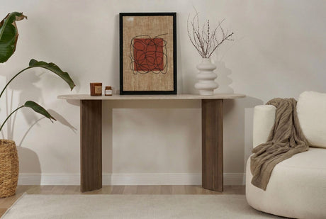 Moderner ovaler Beistelltisch mit einer Platte in Travertin-Optik und einem Walnuss-Melamin-Untergestell. Stilvolles minimalistisches Design.