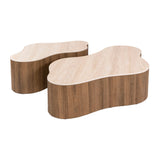 Weißes Foto-Set aus 2 Bio-Couchtischen Cruz Grand mit Travertin-Keramikplatten und geripptem Untergestell in Eichenholzoptik.