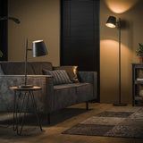 Stehleuchte Sienna DH Interior Anthrazit LxBxH 61x32x25 Metall Stimmungsvolles Foto diagonale Vorderansicht