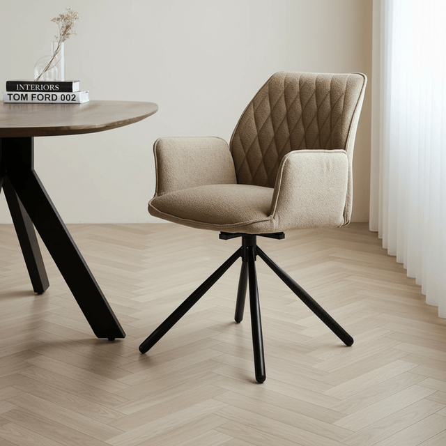 Drehbar Esszimmerstuhl Taupe Bouclé Novan – 180° drehbares Stimmungsfoto Modern Innenraum