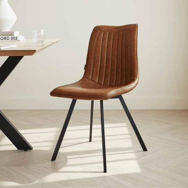Esszimmerstuhl Cognac in einem Modern Innenraum