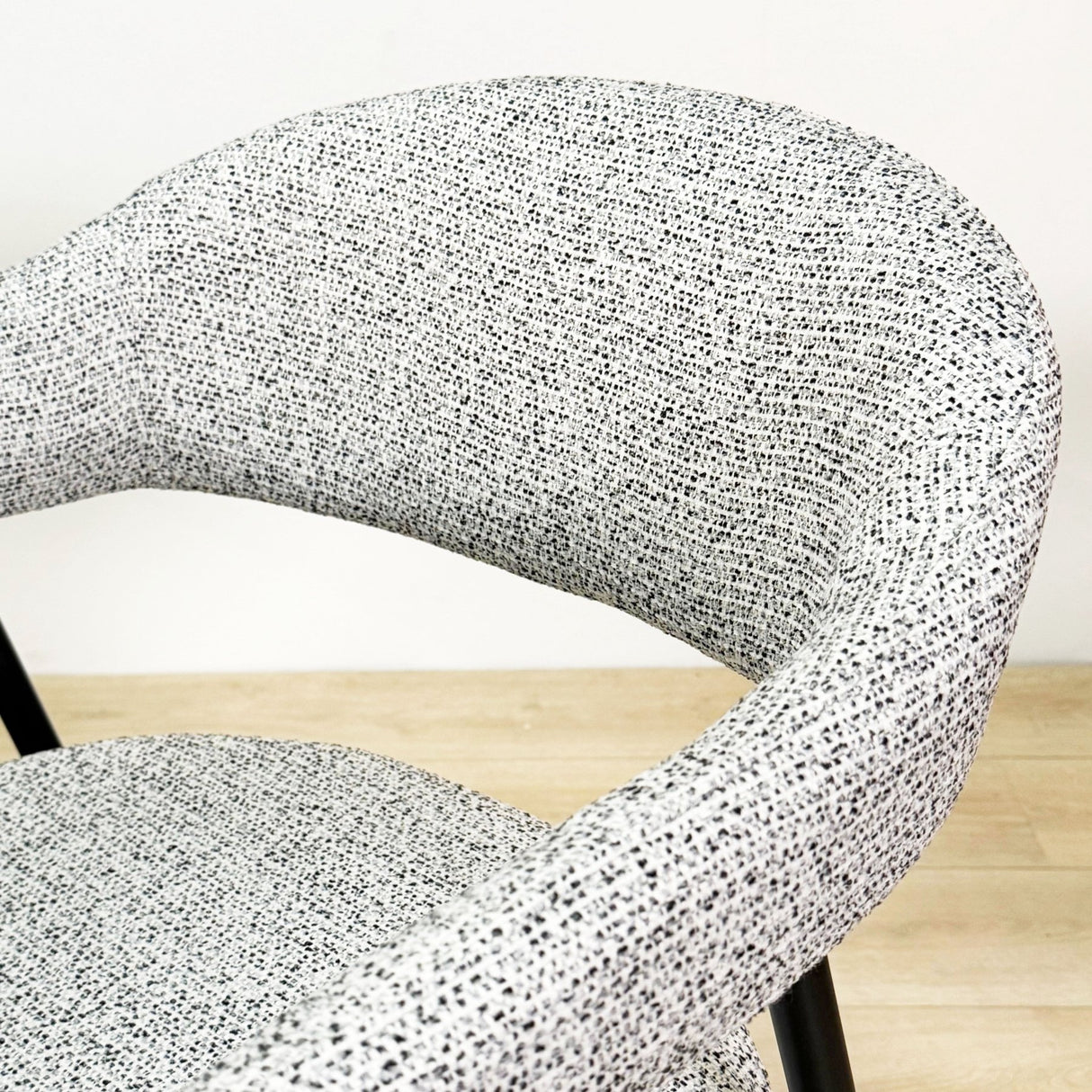 Meubelsets - Complete Meubelset: Lea Eettafel Sintered Stone Marmerlook Travertine - Eiken Frame + 4x Lisa Eetkamerstoelen Bouclé Grijs - Dimehouse