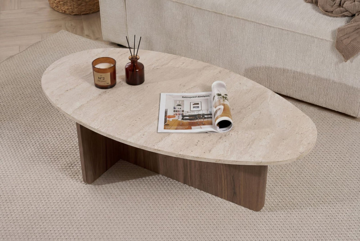 Organischer, kieselförmiger Couchtisch mit Platte in Travertin-Optik und Untergestell aus Walnuss-Melamin. Japandi-Design von 120 x 60 cm.