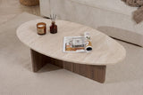 Organischer, kieselförmiger Couchtisch mit Platte in Travertin-Optik und Untergestell aus Walnuss-Melamin. Japandi-Design von 120 x 60 cm.