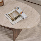 Organischer, kieselförmiger Couchtisch mit Platte in Travertin-Optik und Untergestell aus Walnuss-Melamin. Japandi-Design von 120 x 60 cm.