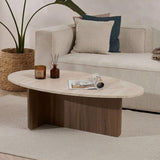 Organischer, kieselförmiger Couchtisch mit Platte in Travertin-Optik und Untergestell aus Walnuss-Melamin. Japandi-Design von 120 x 60 cm.