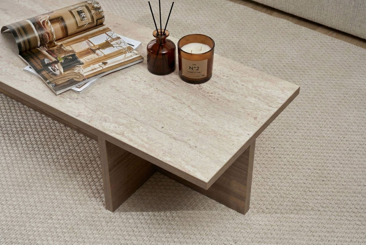 Moderne, rechtwinklige Salontafel mit Travertin-Blatt und Walnuss-Melamin-Untergestell. Abmessungen: 120 x 45 x 30 cm.