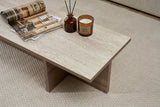 Moderne, rechtwinklige Salontafel mit Travertin-Blatt und Walnuss-Melamin-Untergestell. Abmessungen: 120 x 45 x 30 cm.