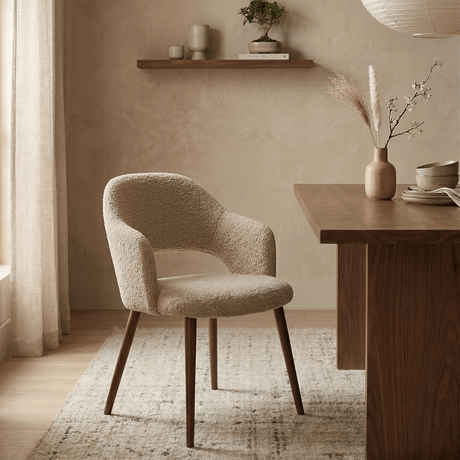 Eetkamerstoelen - Japandi eetkamerstoel zandkleur bouclé Aki - walnoot frame - met armleuning - Dimehouse