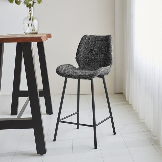 Barhocker Beau Chenille Dimehouse Dunkelgrau LxBxH 82x54x52 Stoff Stimmungsvolles Foto diagonal von vorne