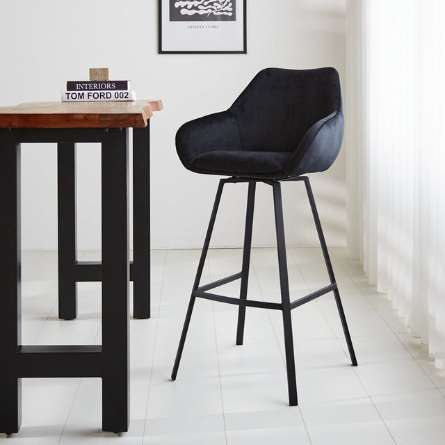 Barhocker Elise Samt Dimehouse Schwarz LxBxH 95x59x57 Samt Stimmungsvolles Foto diagonal von vorne