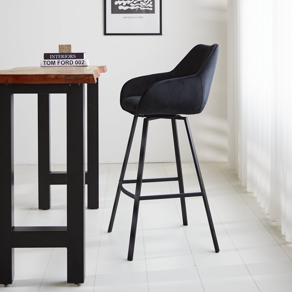 Barhocker Elise Samt Dimehouse Schwarz LxBxH 95x59x57 Samt Stimmungsvolles Foto von der Seite