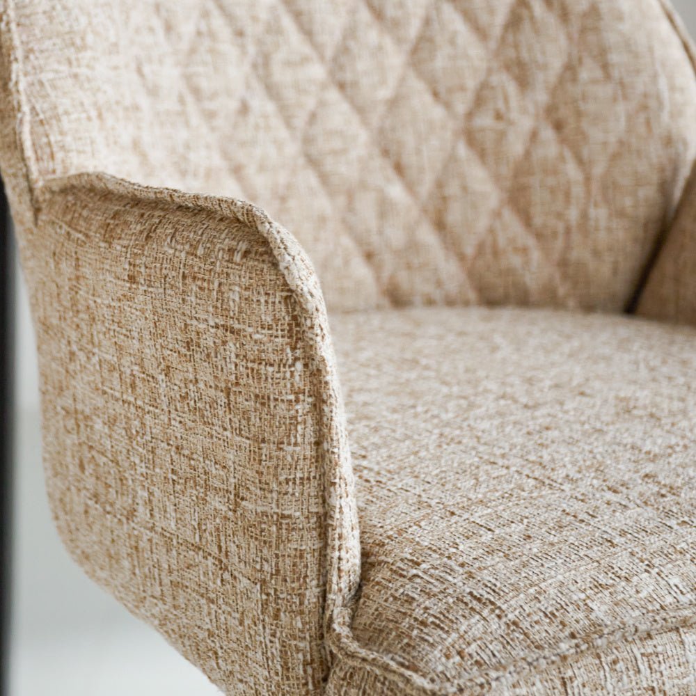 Barhocker Novan-Chenille Dimehouse Weißer Stoff, LxBxH 75x58x54. Stimmungsvolles Fotodetail