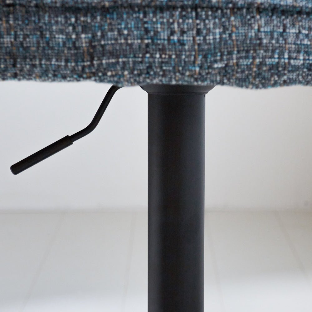 Barhocker Novan-Chenille Dimehouse Blau LxBxH 75x58x54 Stoff Atmosphärisches Fotodetail