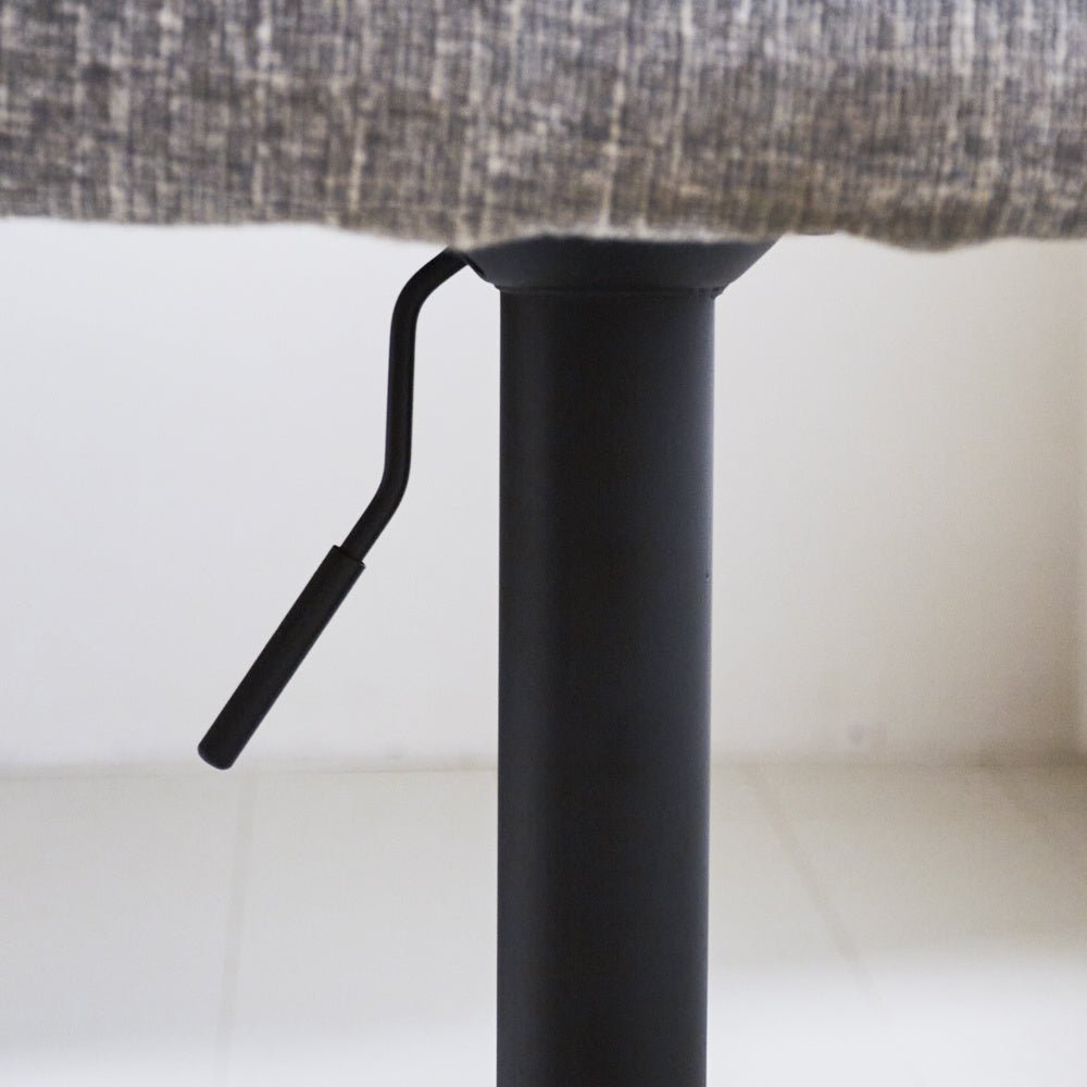 Barhocker Novan-Chenille Dimehouse Hellgrau LxBxH 75x58x54 Stoff Stimmungsvolles Fotodetail