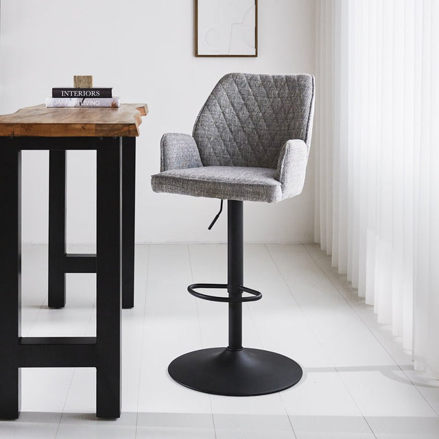 Barhocker Novan-Chenille Dimehouse Hellgrau LxBxH 75x58x54 Stoff Stimmungsvolles Foto diagonal von vorne