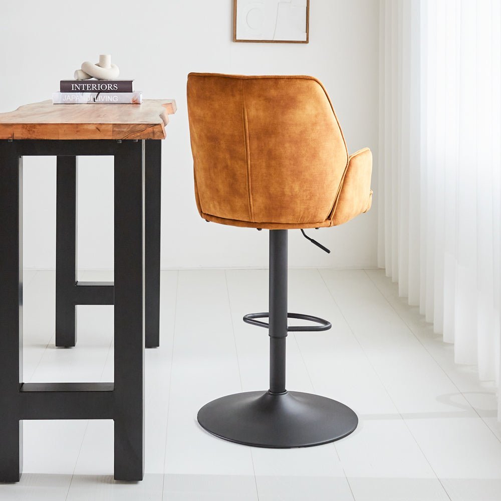 Barhocker Novan-Samt Dimehouse Cognac LxBxH 75x58x54 Stoff Stimmungsvolle Fotodiagonale Rückansicht