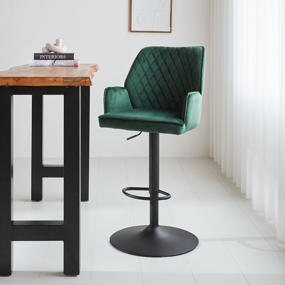 Barhocker Novan-Samt Dimehouse Grün LxBxH 75x58x54 Stoff Stimmungsvolles Foto diagonal von vorne