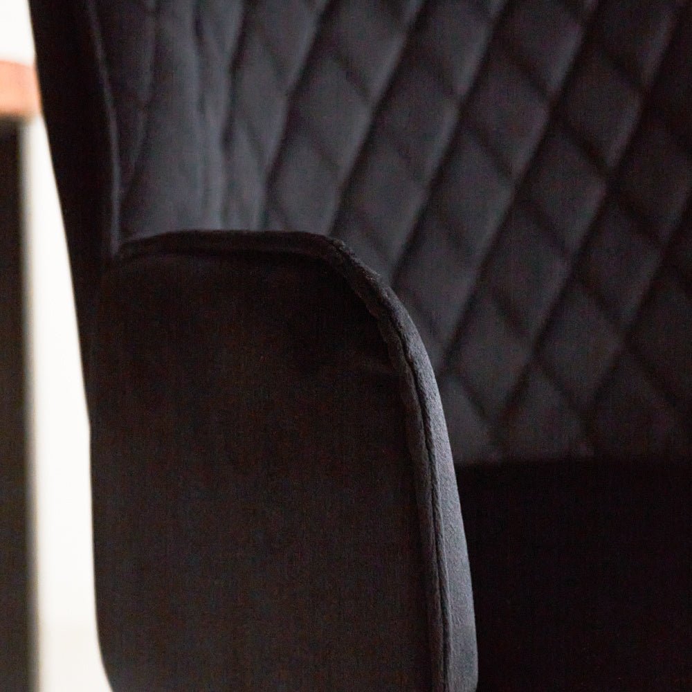 Barhocker Novan-Samt Dimehouse Schwarz LxBxH 75x58x54 Stoff Stimmungsvolles Fotodetail