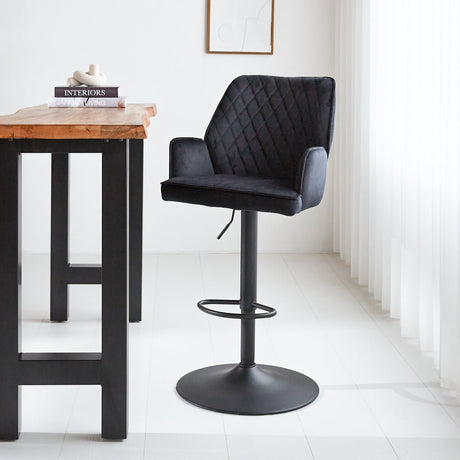 Barhocker Novan-Samt Dimehouse Schwarz LxBxH 75x58x54 Stoff Stimmungsvolles Foto diagonal von vorne